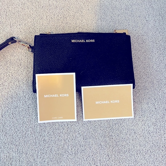 ❌SOLD!!❌Michael Kors wristlet - Picture 2 of 9